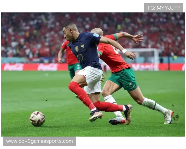 世界杯足球球星对比分析图揭示顶级球员实力差异与风格特点