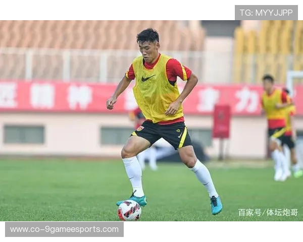 中国足球球星炮哥是谁 他在球场上的表现与成就解析