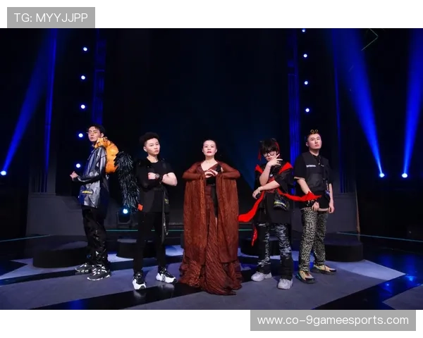 足球明星与曲艺高手的跨界碰撞掀起文化风暴，精彩纷呈的融合演绎新篇章